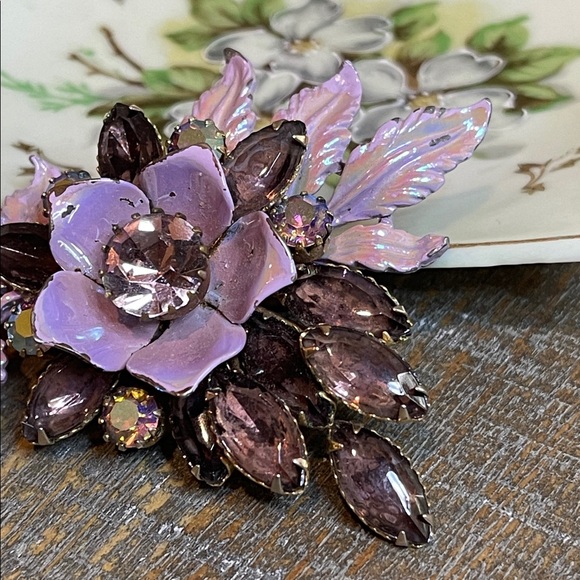 1960’s Iridescent Lavender Enamel & Rhinestone Floral Brooch - Picture 4 of 6